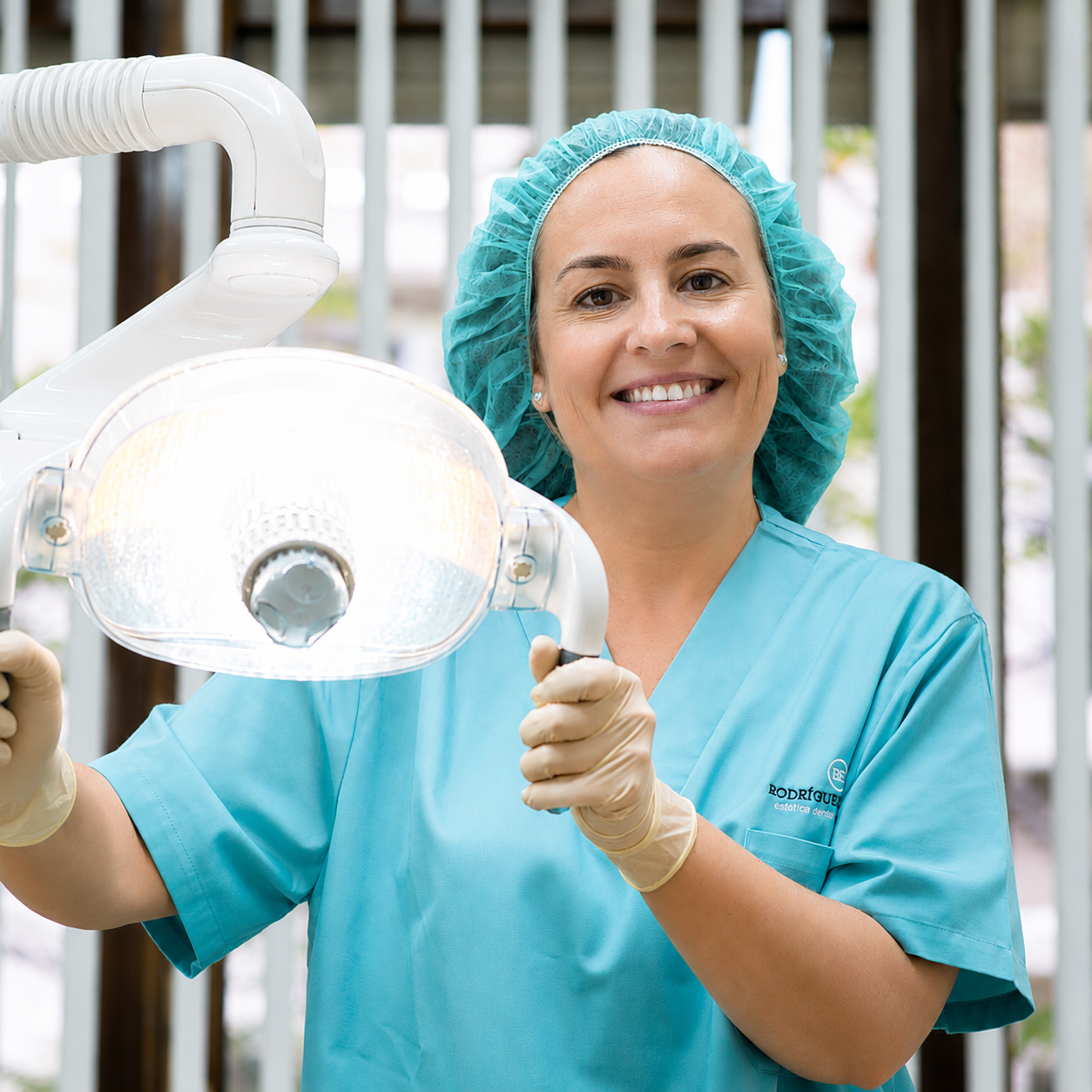 Equipo de la clínica dental en consulta